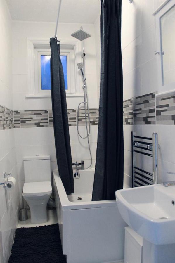 2 Bed 1St Floor Apartment-Own Entrance & Parking Портсмът Екстериор снимка