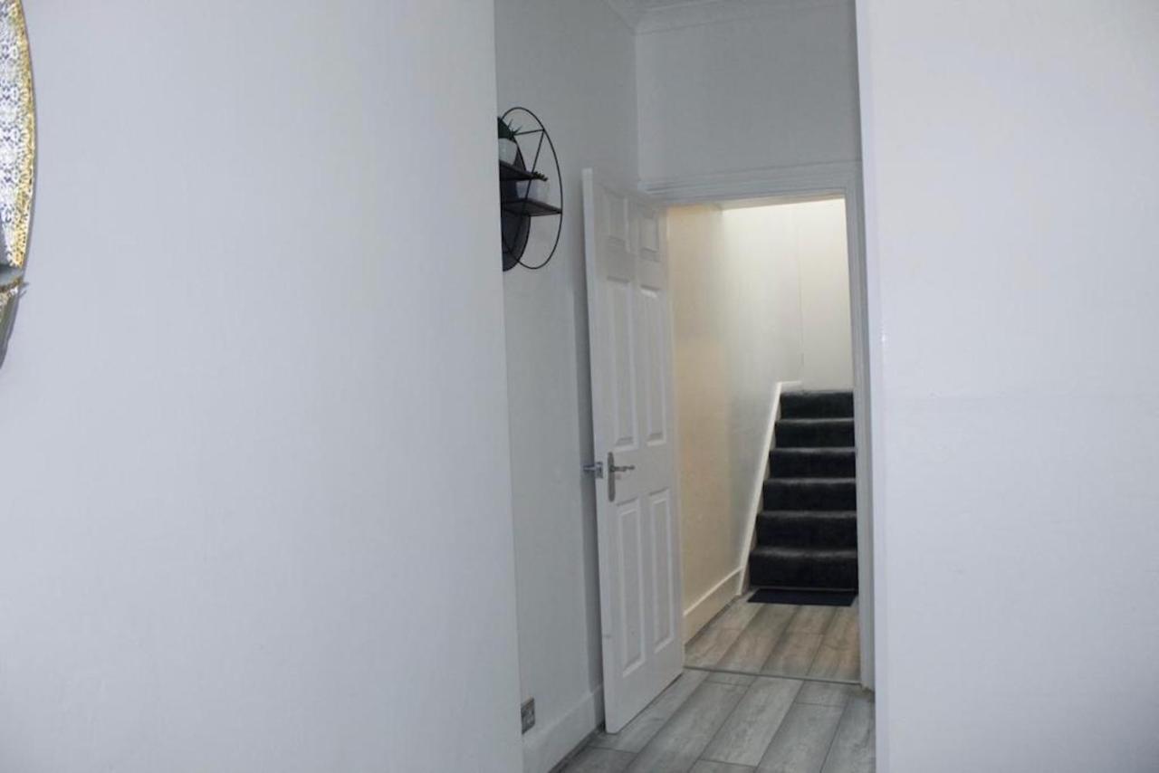 2 Bed 1St Floor Apartment-Own Entrance & Parking Портсмът Екстериор снимка