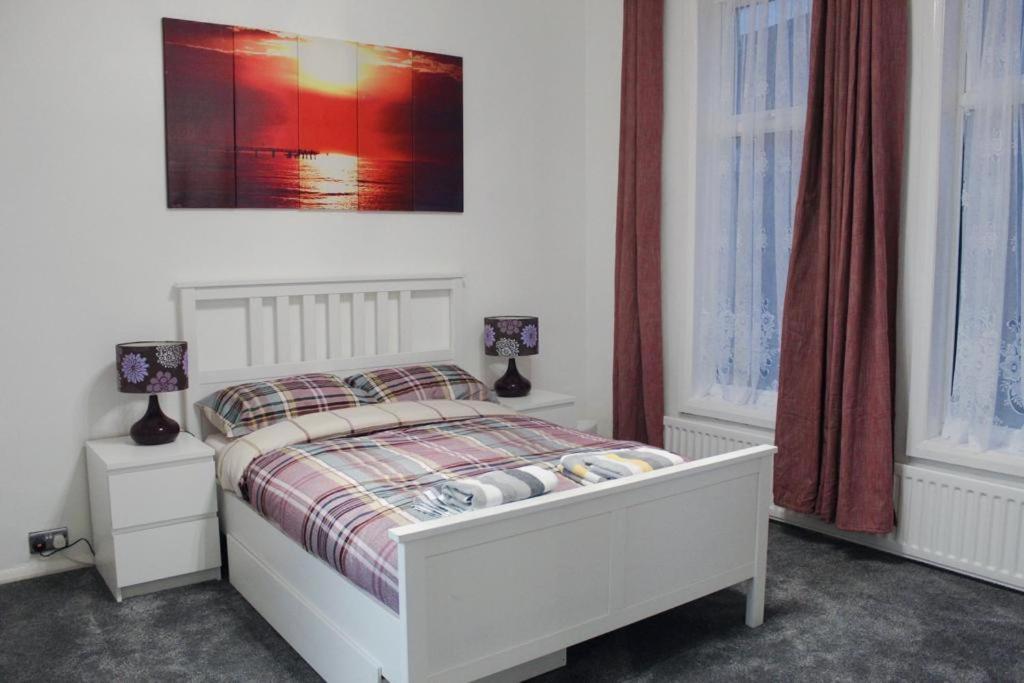 2 Bed 1St Floor Apartment-Own Entrance & Parking Портсмът Екстериор снимка