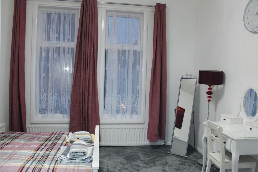 2 Bed 1St Floor Apartment-Own Entrance & Parking Портсмът Екстериор снимка