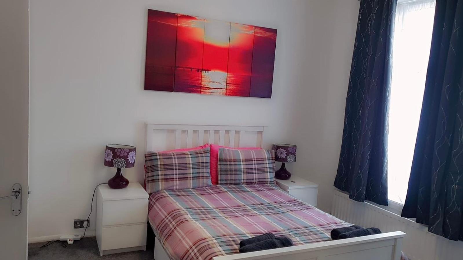 2 Bed 1St Floor Apartment-Own Entrance & Parking Портсмът Екстериор снимка