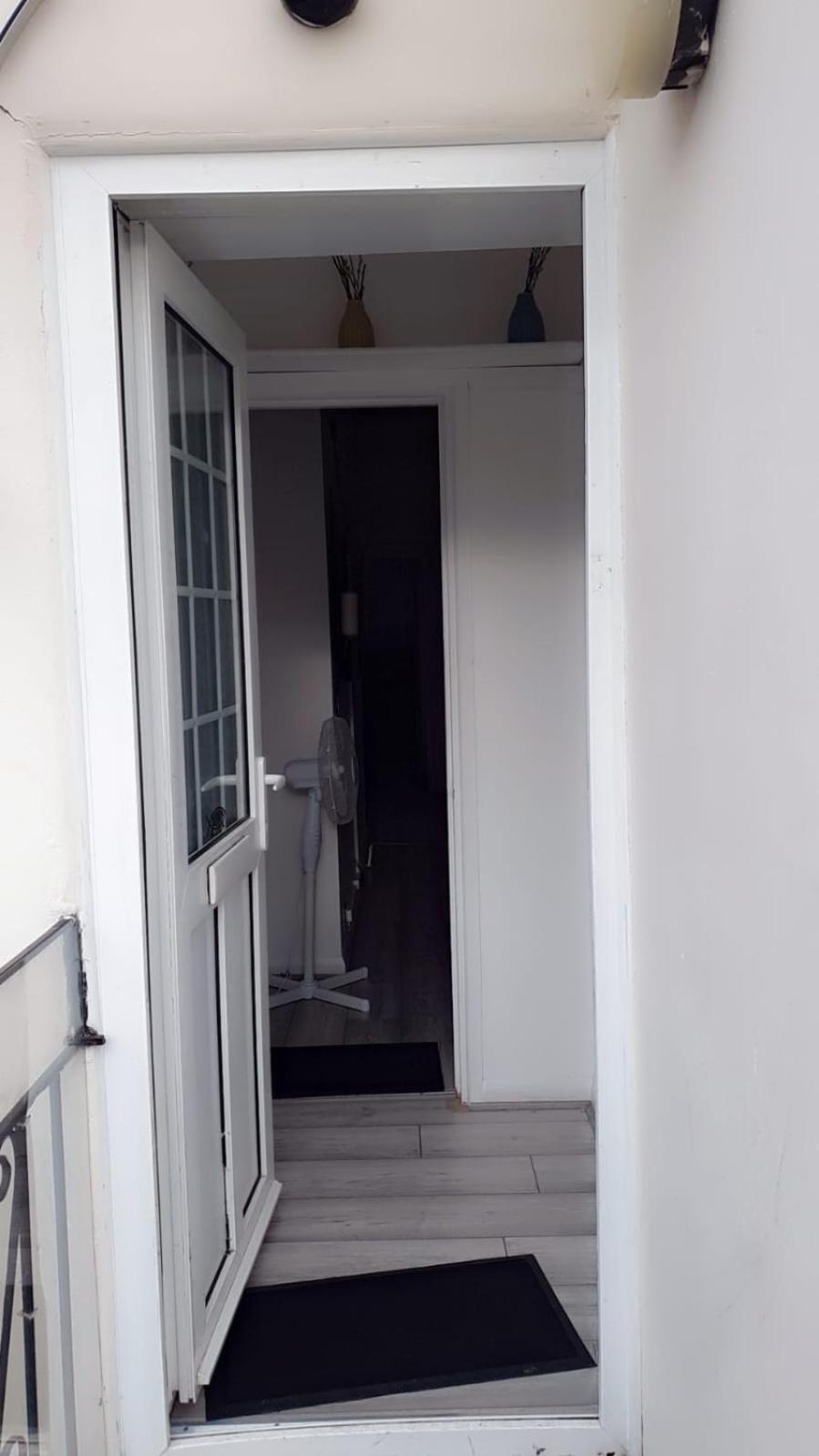 2 Bed 1St Floor Apartment-Own Entrance & Parking Портсмът Екстериор снимка